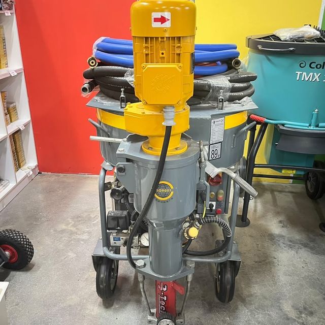 BAUMANN iM4 Buddy plastering machine with mortar hoses